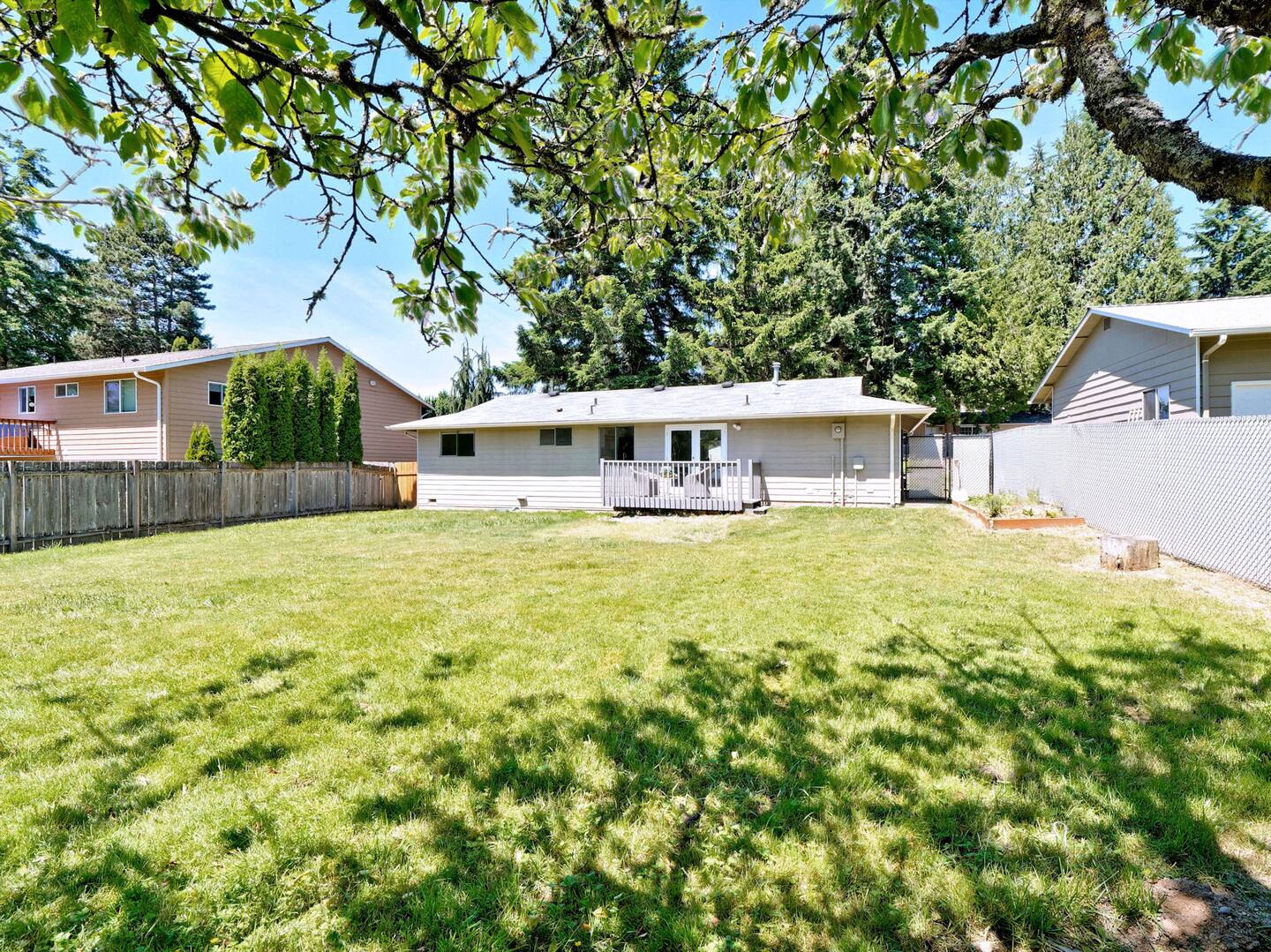 Beautiful Light-filled Farmhouse w/ swing & slide
