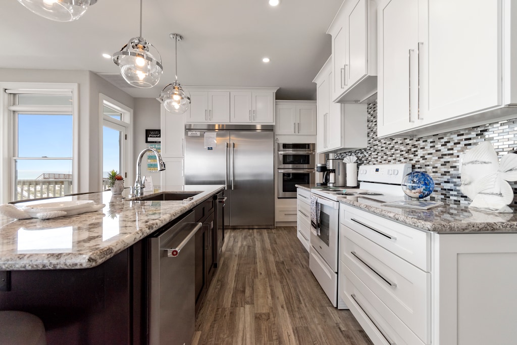 The well equipped kitchen has all high end appliances