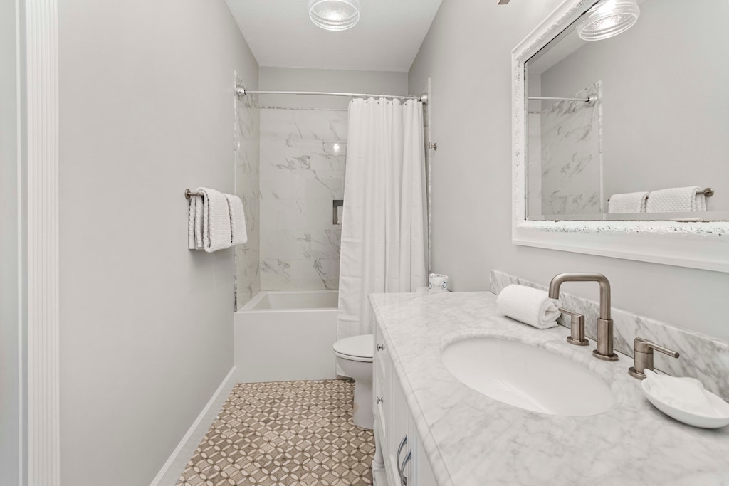 En suite bath in third bedroom