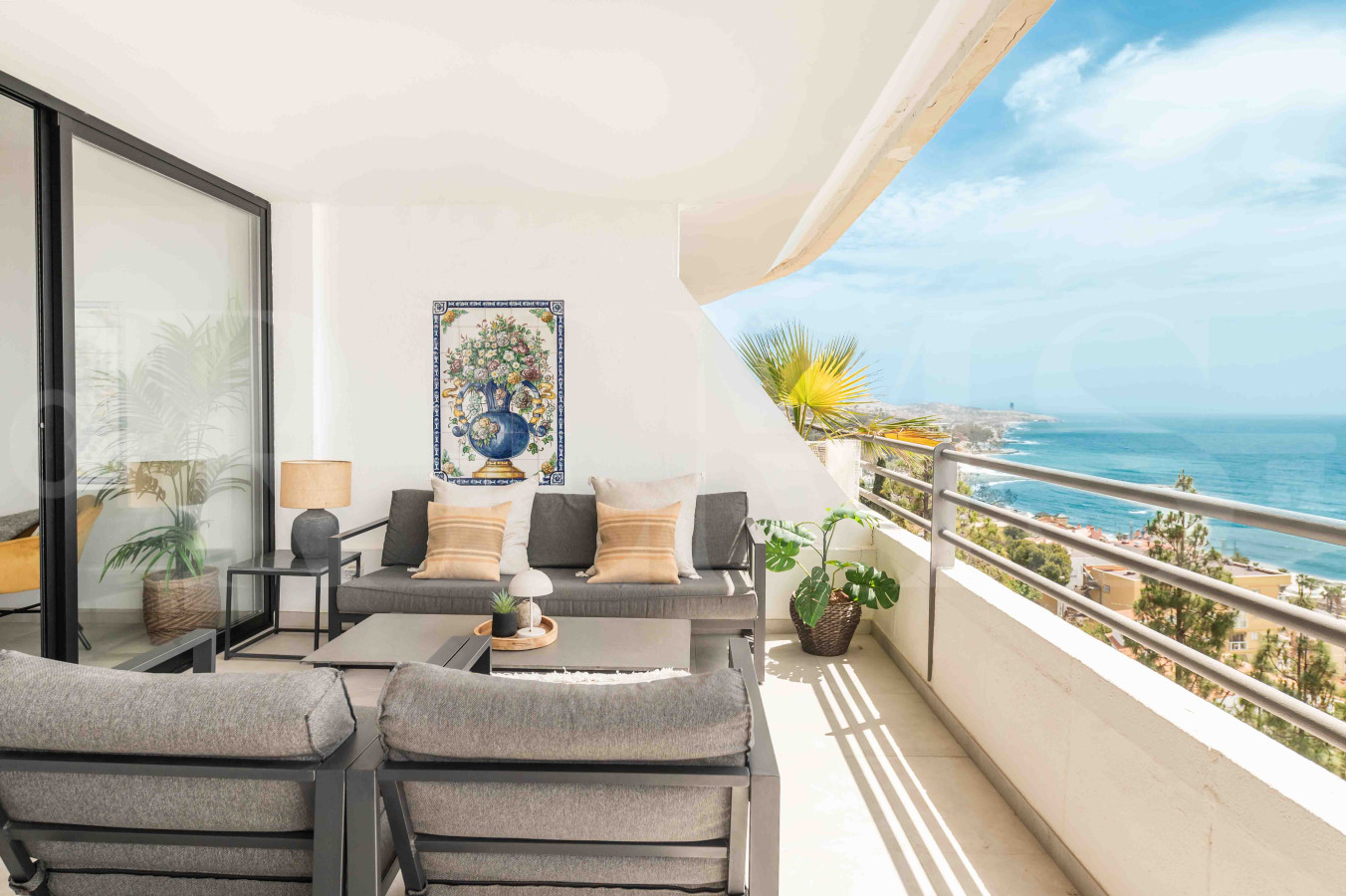 Hillside Gem : Panoramic sea views & 2 terraces 