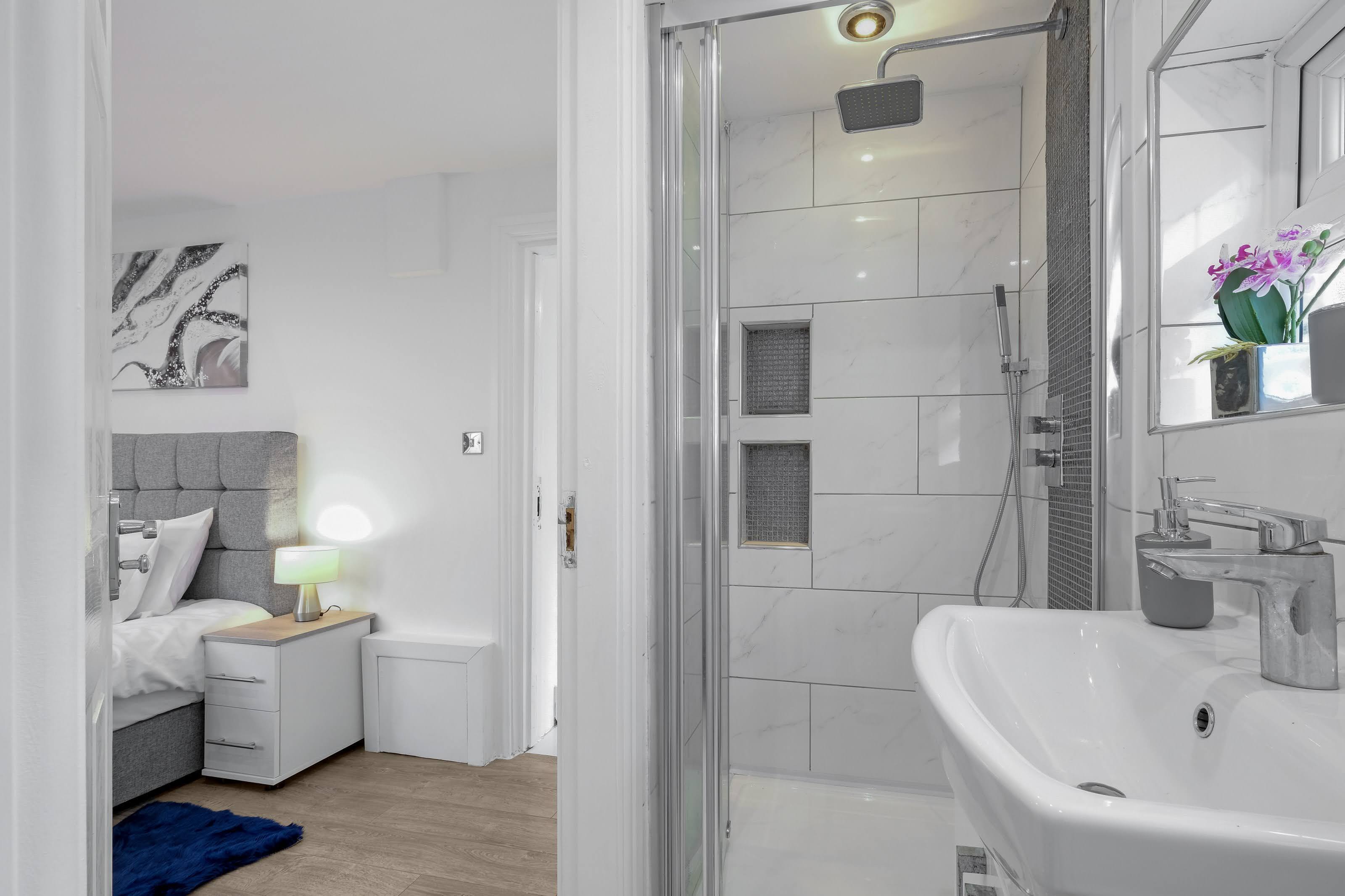 Family-Friendly 4-Bed near Parks & Transport Links