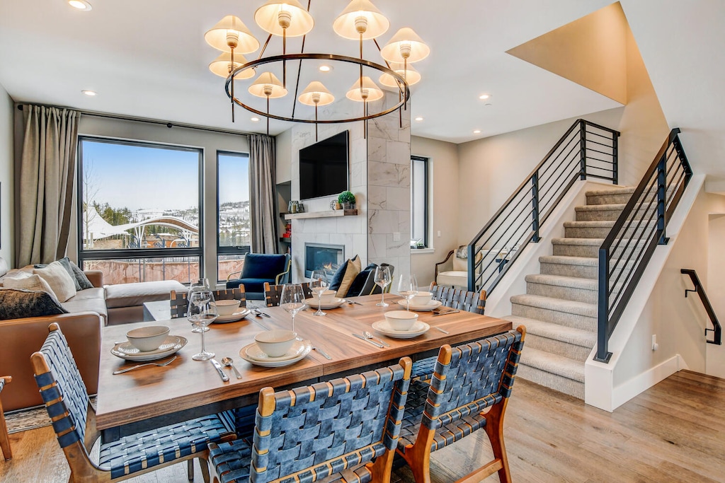 Dining Area with Seating for 6