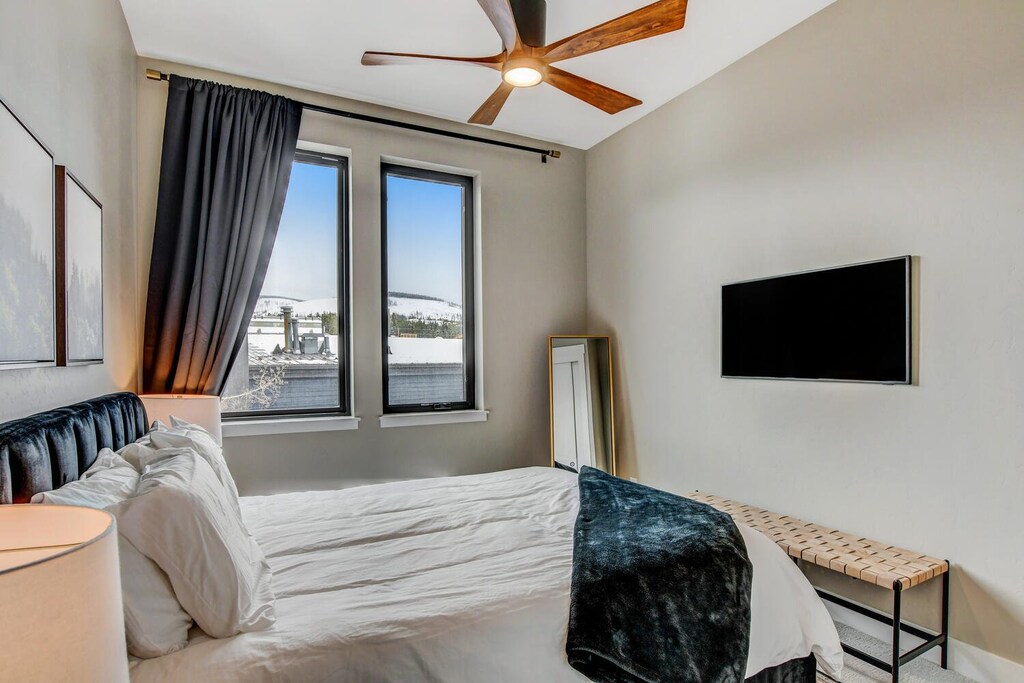 Guest Room with 40" HD Smart TV