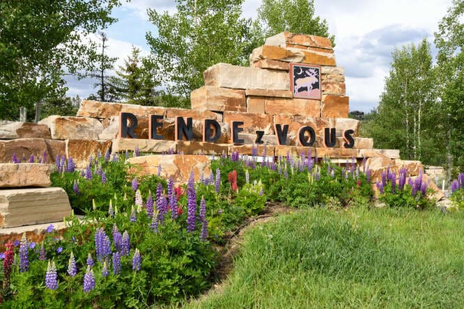 Located in the beautiful Rendezvous community