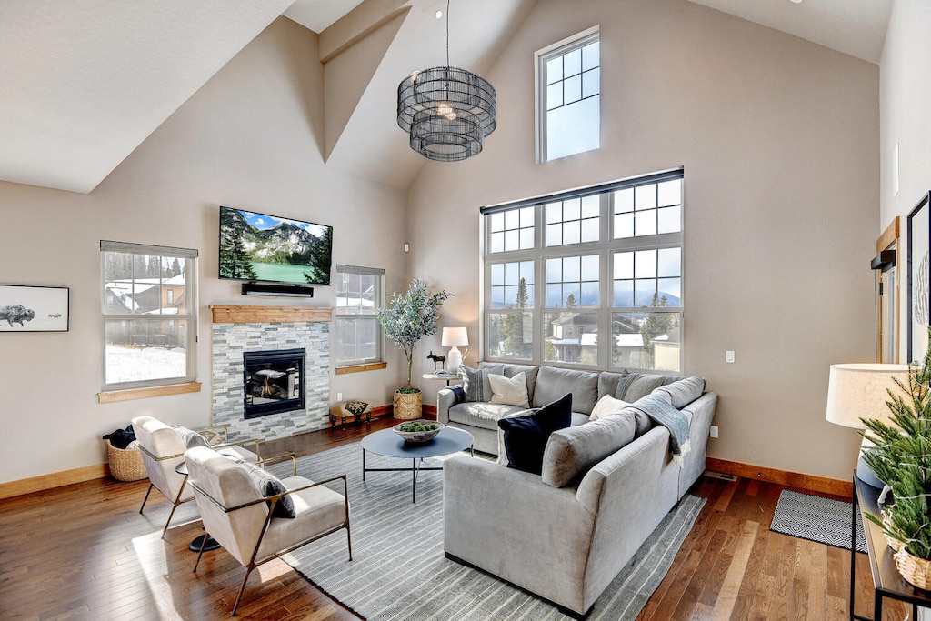 Great Room with Vaulted Ceilings