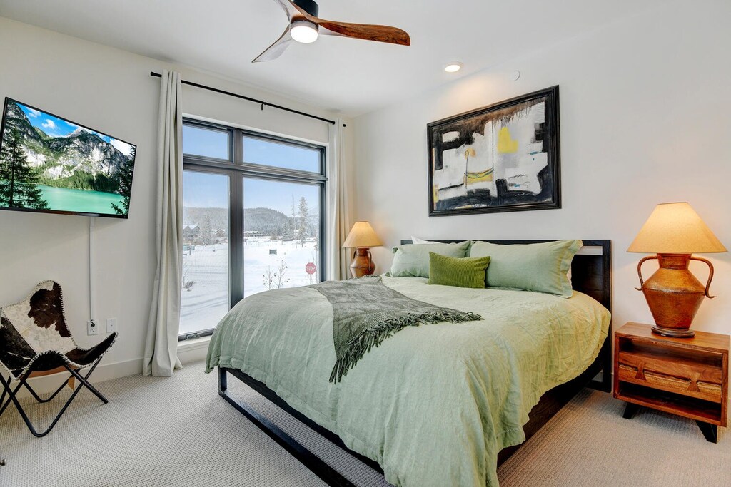 Master King With 50" HDTV