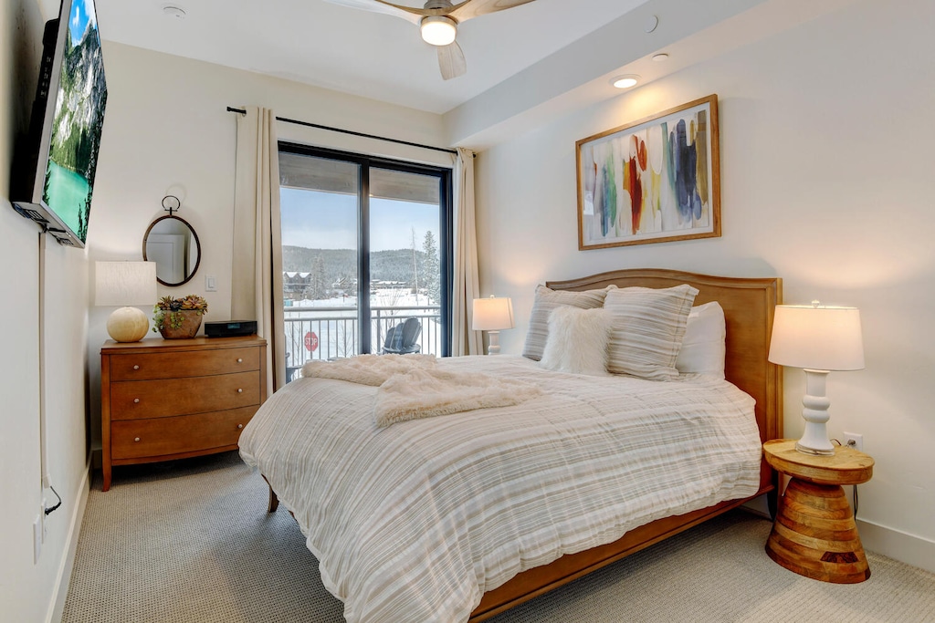 Queen Guestroom With Deck Access