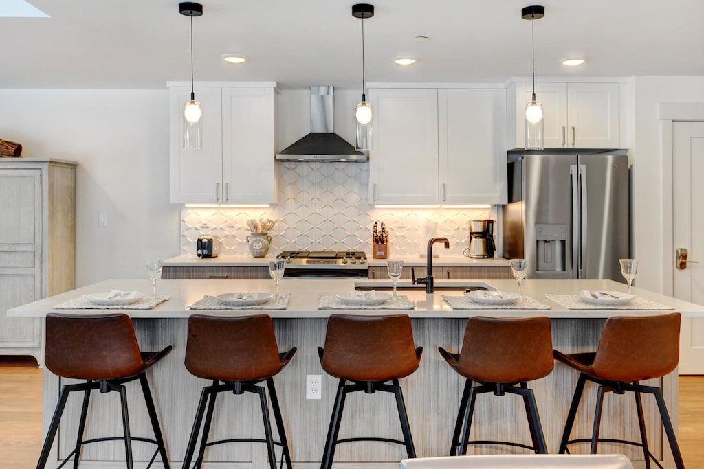 Gorgeous Kitchen Area With Island Bar Seating For 5 People