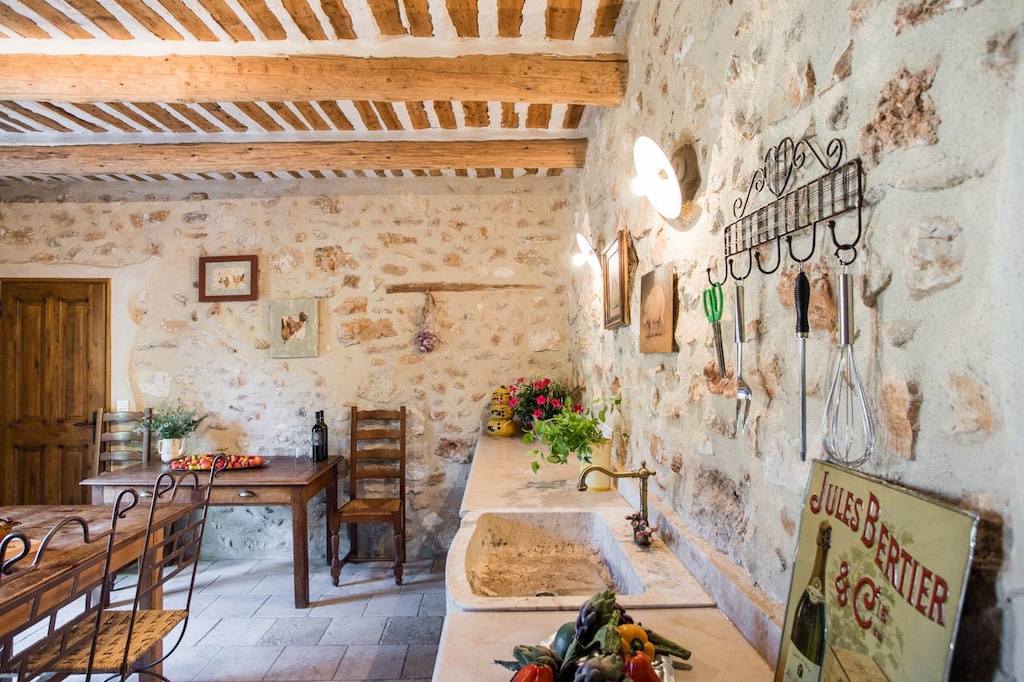 Vacation rental Eygalieres Alpilles Provence Provencal farmhouse for rent with comfortable dining room for 13 people. Online reservation with Plaisirs & Maisons de Provence
