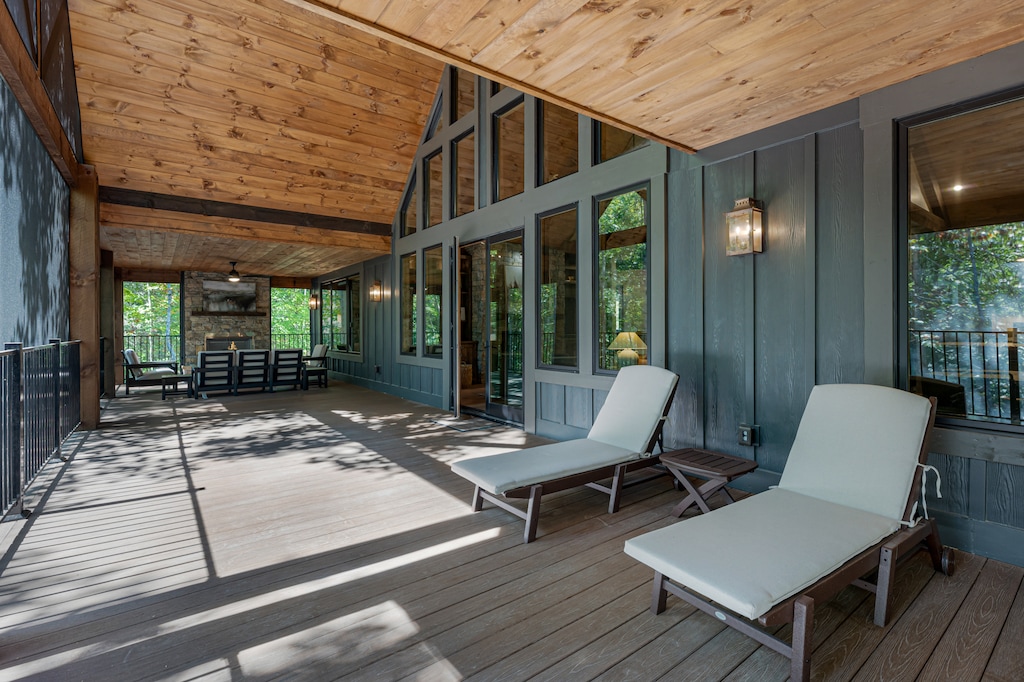 Iron Tree Lodge - Entry Level Screened In Deck with Ample Seating