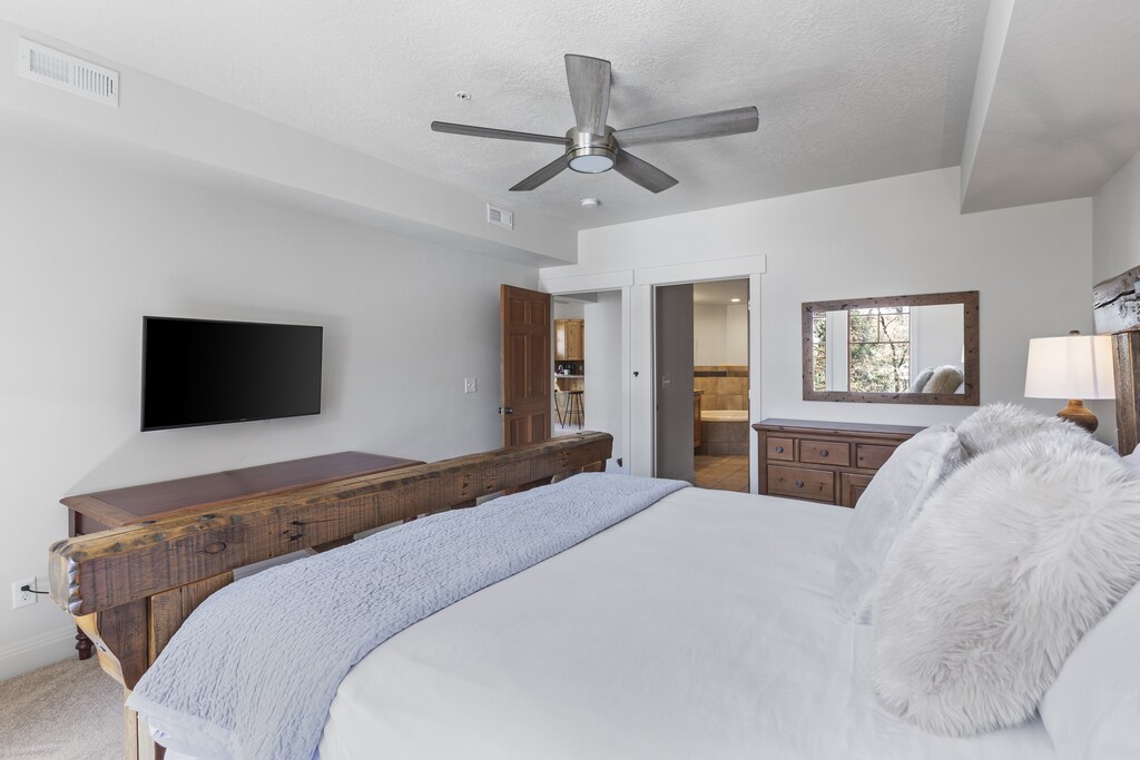 The three bedroom Town Pointe B205 condominium offers ski-in and out access to Town Lift and walking distance to Historic Main Street.