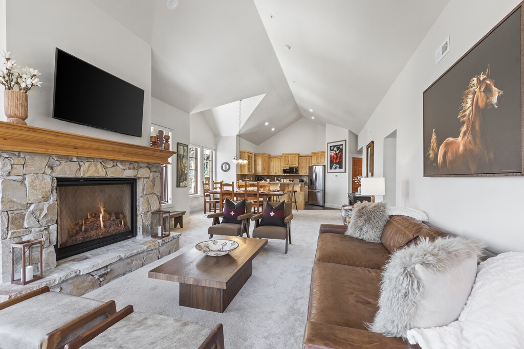 The three bedroom Town Pointe B205 condominium offers ski-in and out access to Town Lift and walking distance to Historic Main Street.