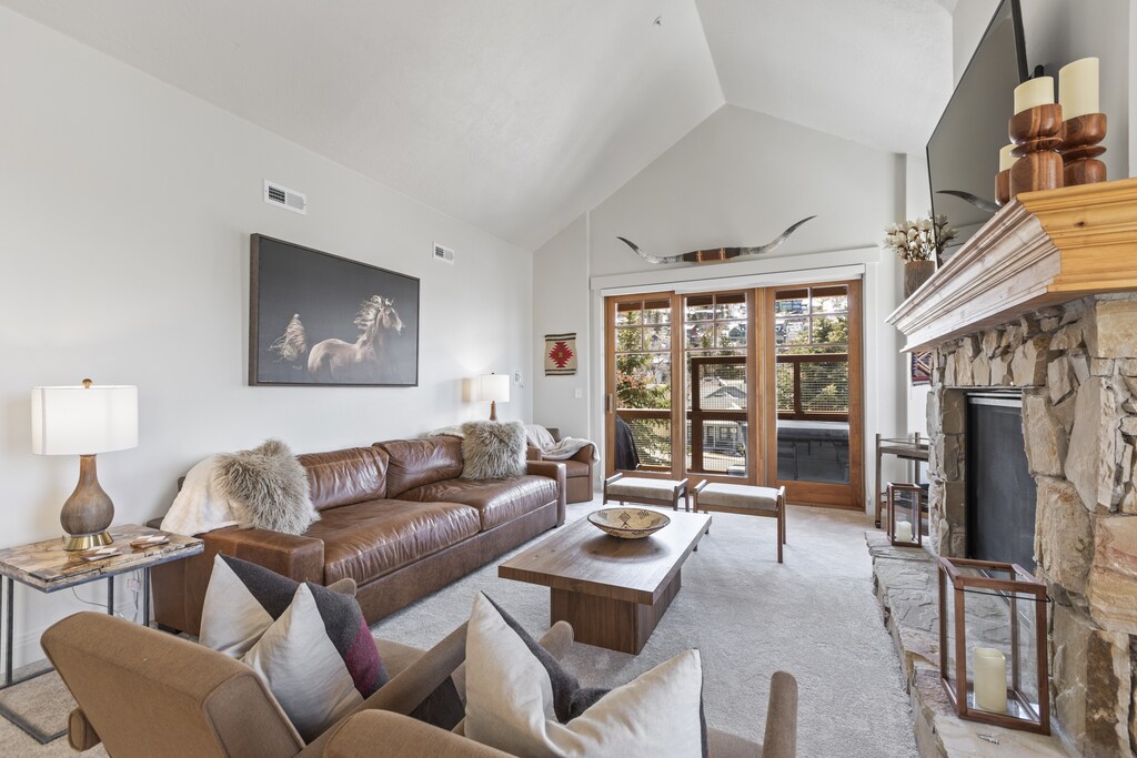 The three bedroom Town Pointe B205 condominium offers ski-in and out access to Town Lift and walking distance to Historic Main Street.