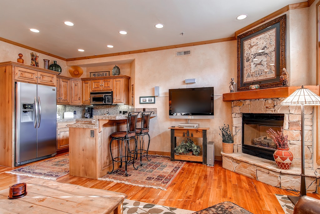Elegant open floor plan - Park City Lodging-Lift Lodge 203