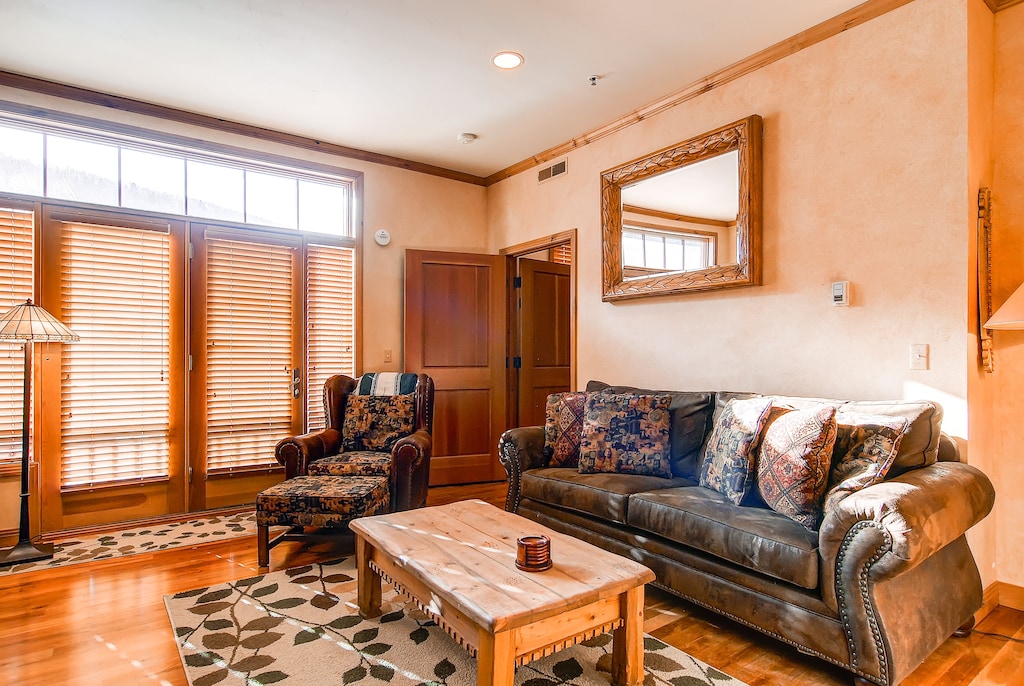 Natural light, comfortable seating - Park City Lodging-Lift Lodge 203