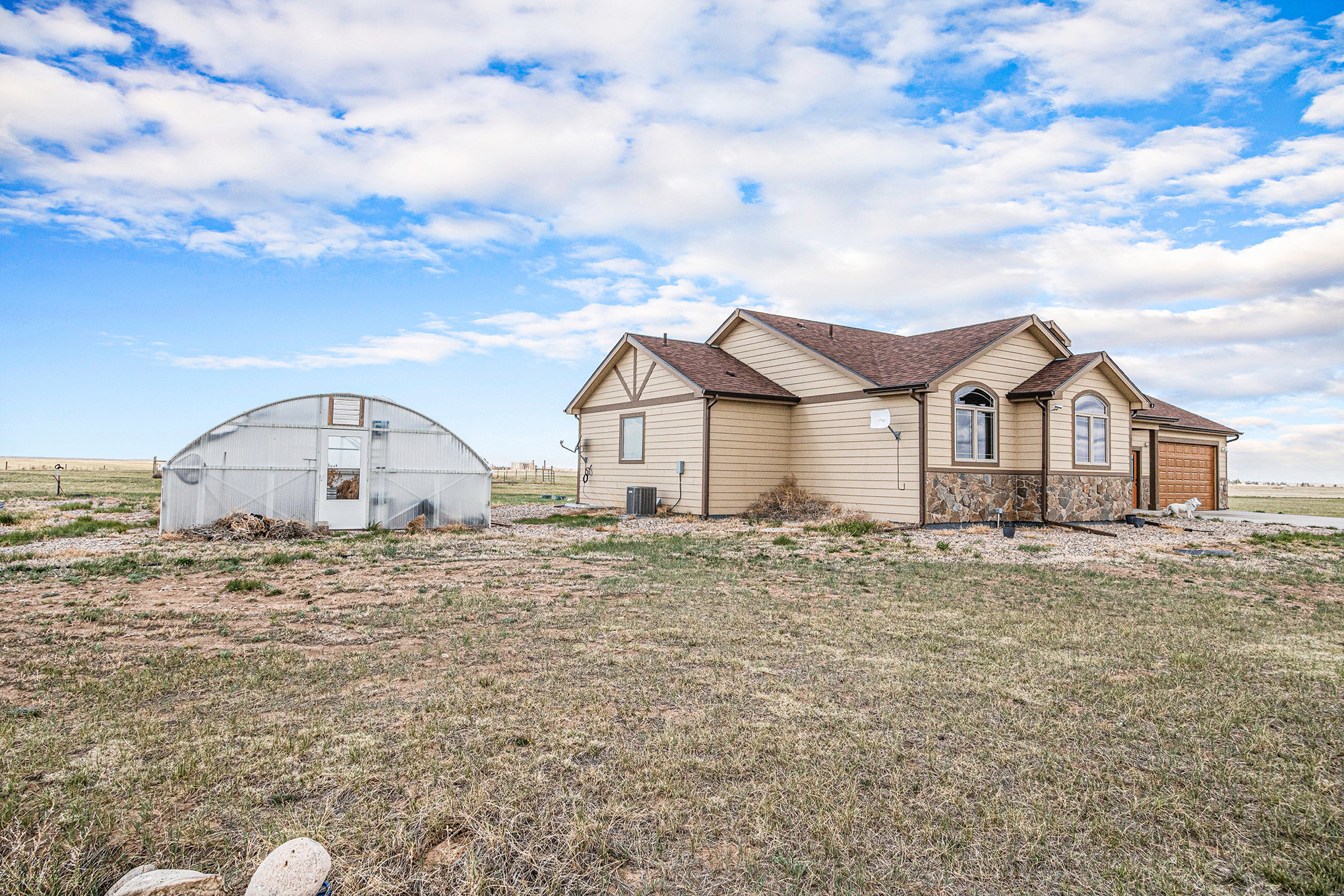 Spacious ranch w/ hot tub & fire pit