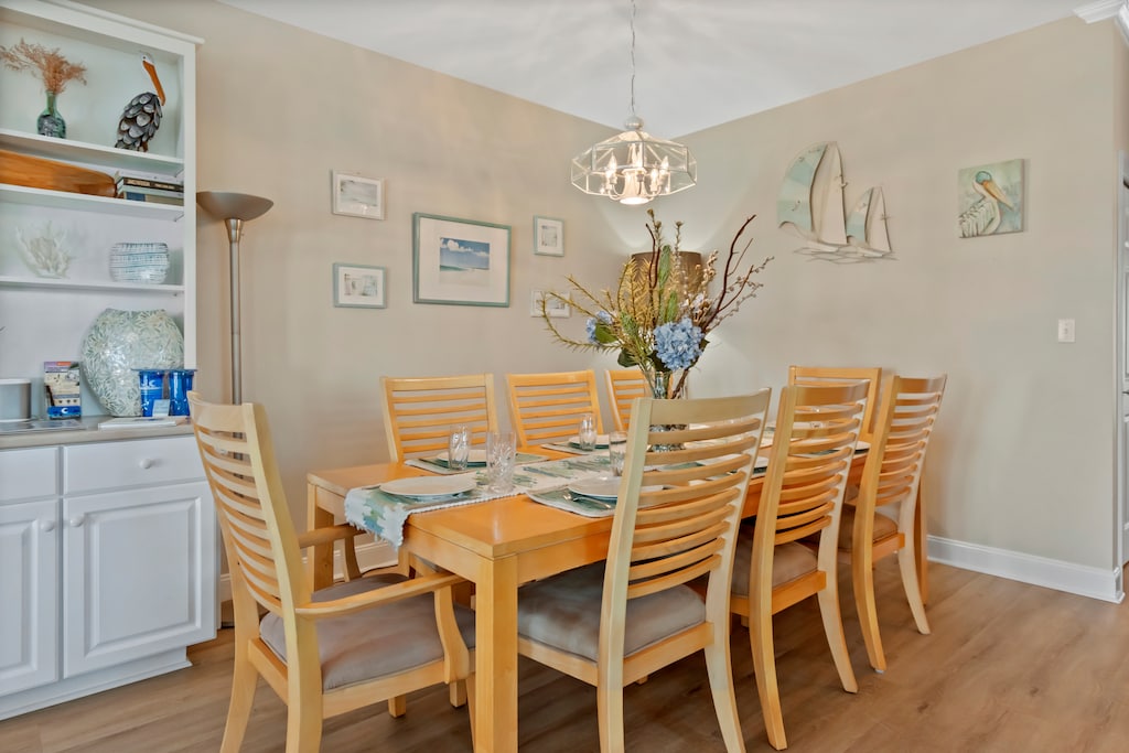 Seating for 8 in the dining area