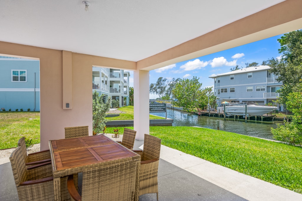Outdoor Dining, Canal Front