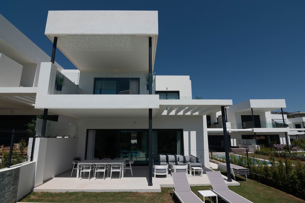 Private terrace with dining area, chill out, garden with sunbeds and private infinity pool overlooking the Santa Clara golf course, a luxury at your fingertips!