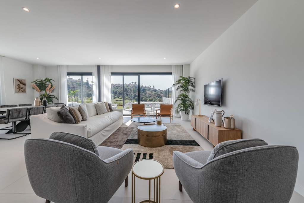 Semi-detached villa with private pool in gated community with 24h security near Marbella, for holiday rentals. Marbella Banus Holiday Rentals.