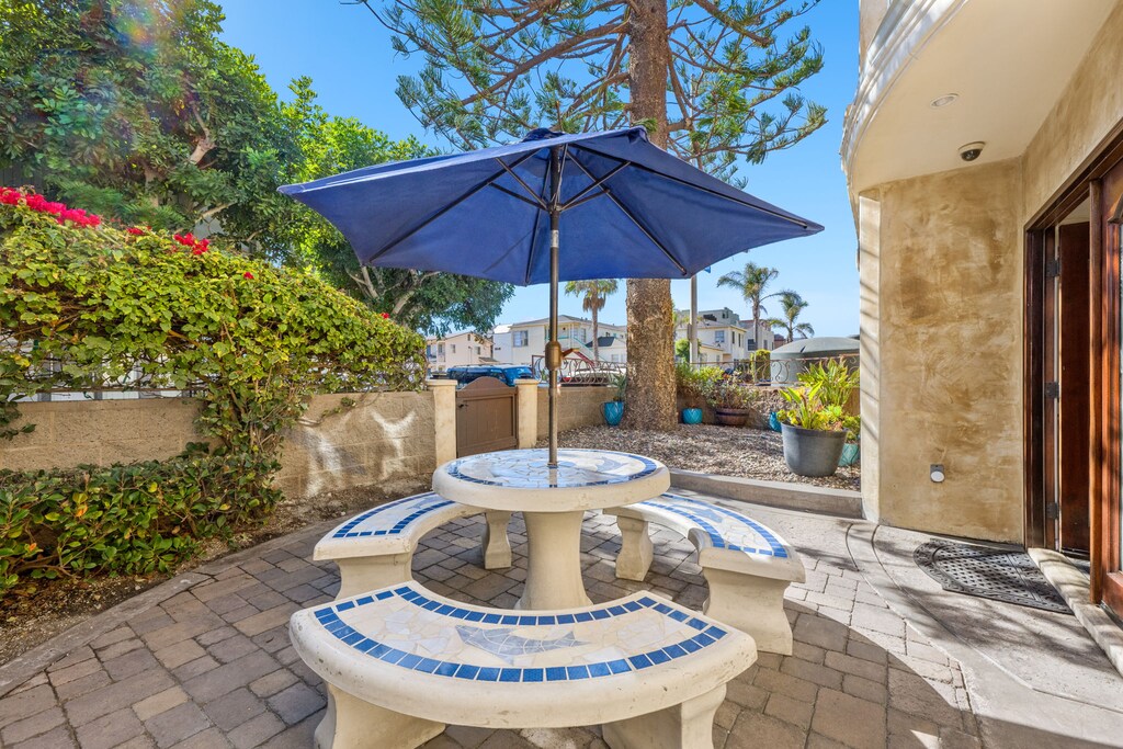 Mission Beach Courtyard