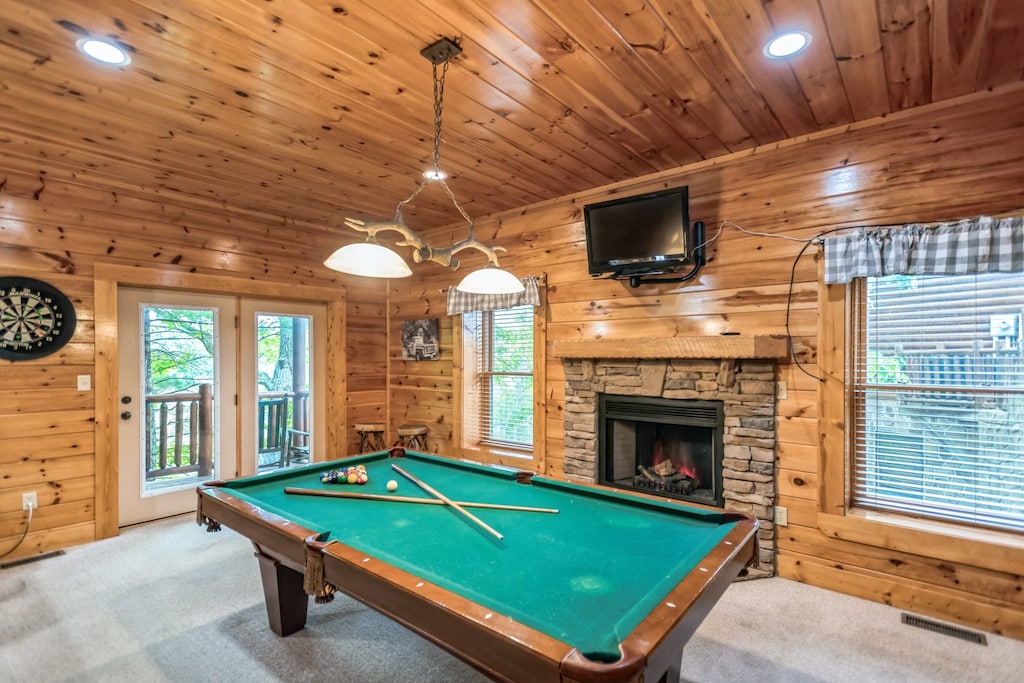 Enjoy hours of fun with this high-quality pool table.