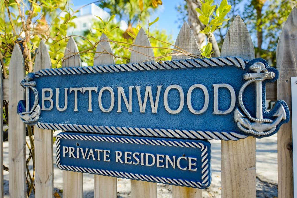 Buttonwood Cottage by AMI Locals