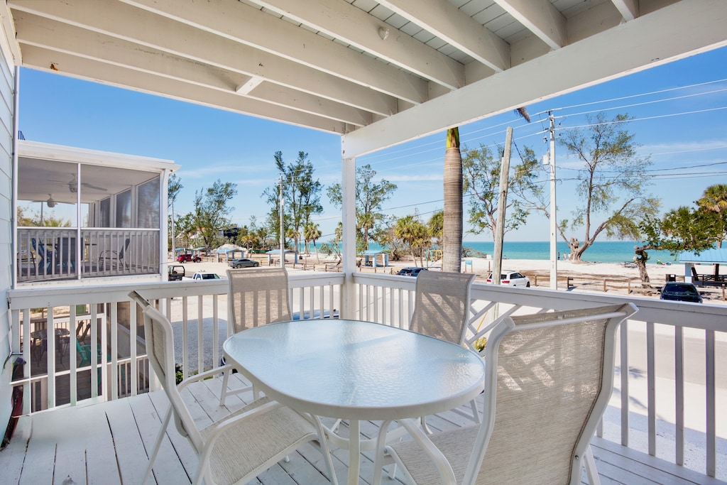 Front Balcony, Outdoor Dining