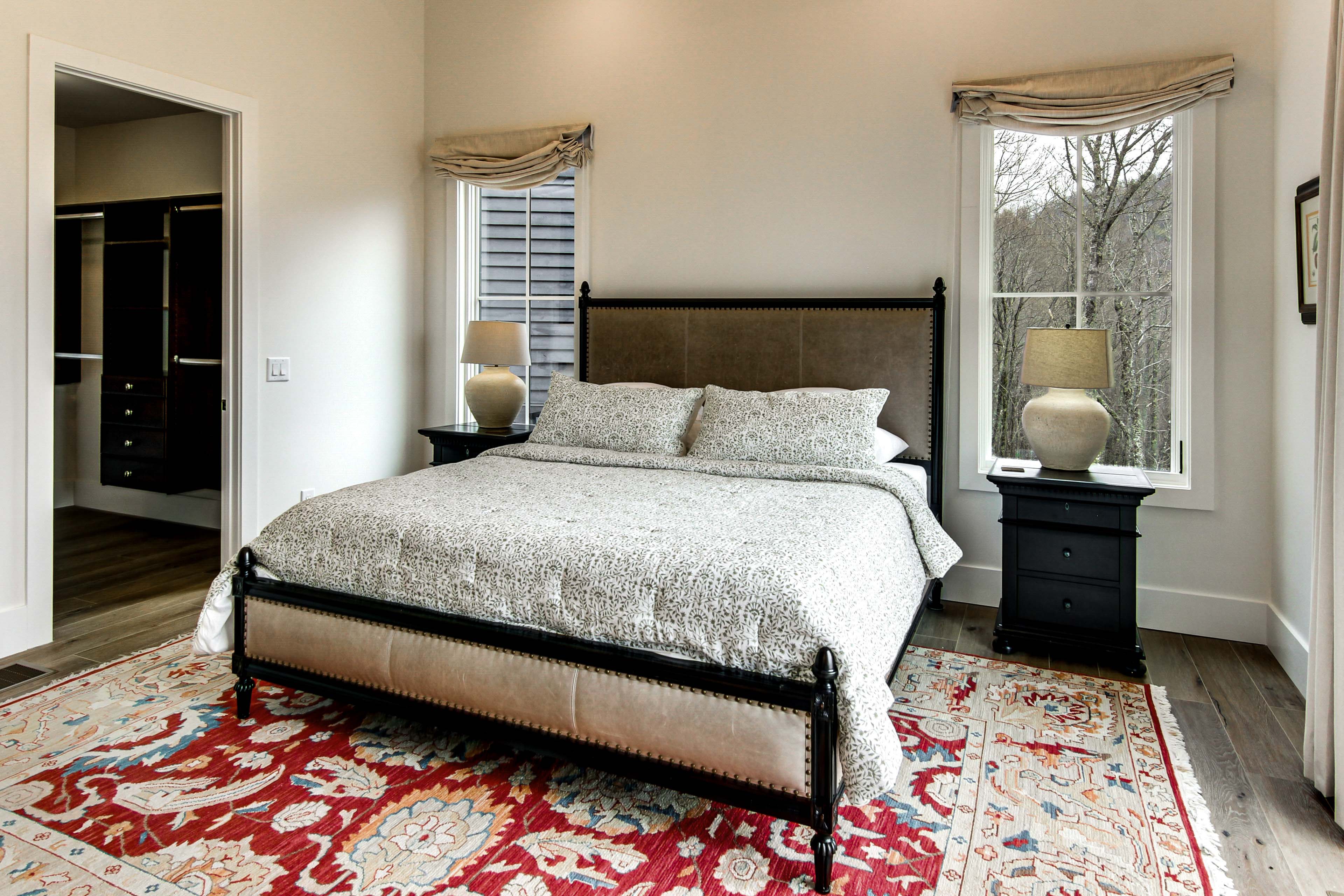 Deck & Mountain Views: 'Black Chalet' in Glenville