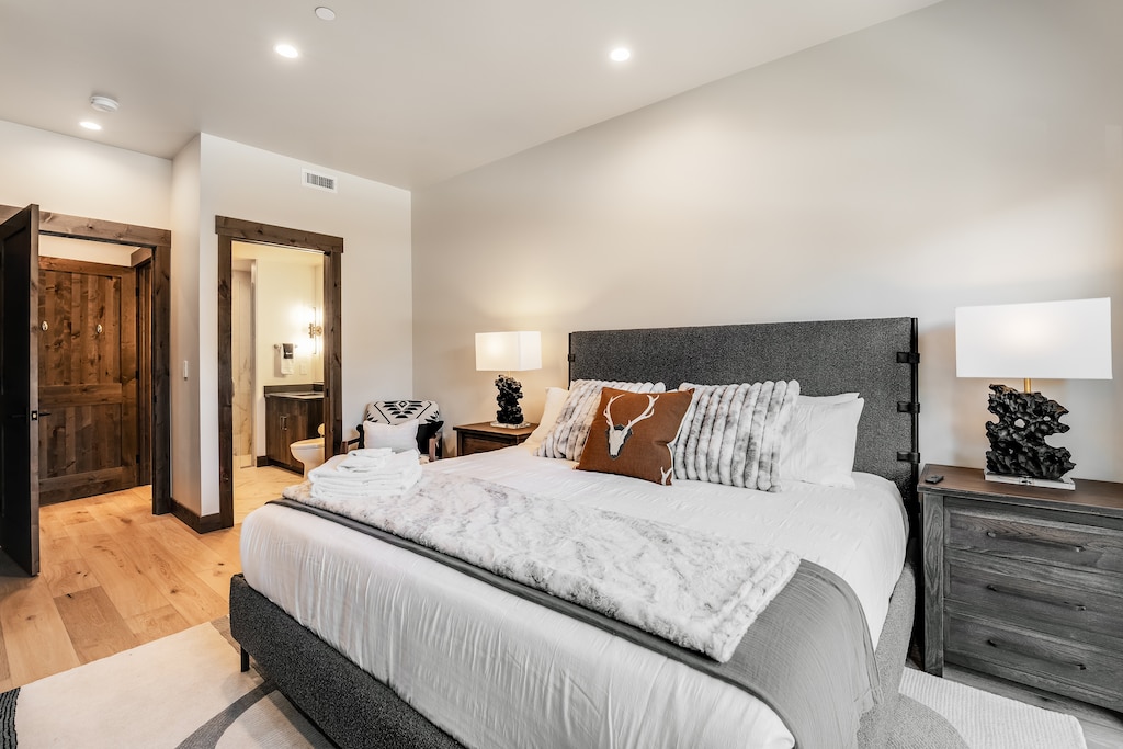 Primary Bedroom | King-size Bed | Main Level