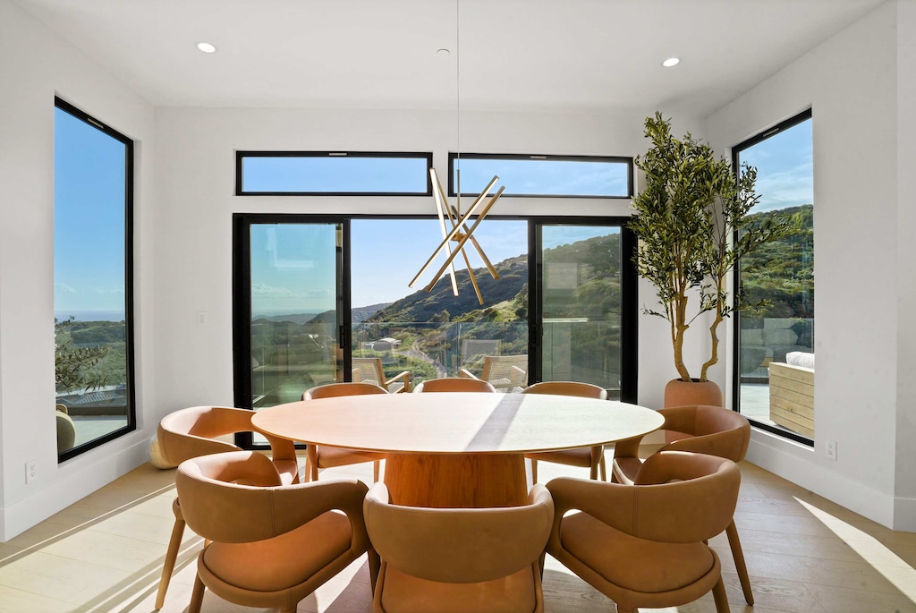 Where relaxed living meets unforgettable views.