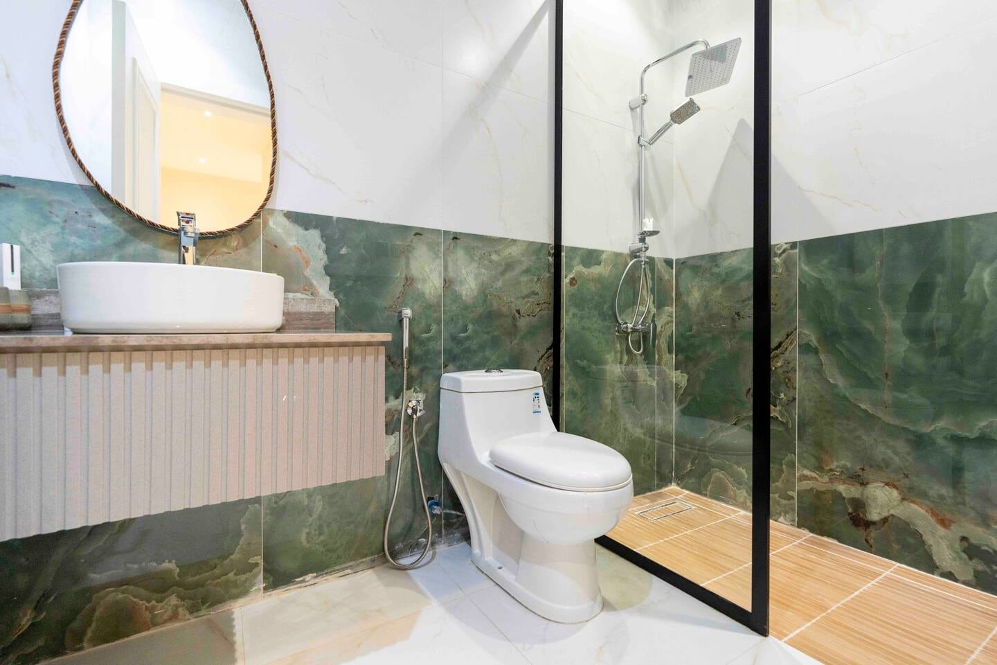 Three BR Spacious & Luxurious Flat in AlQirawan