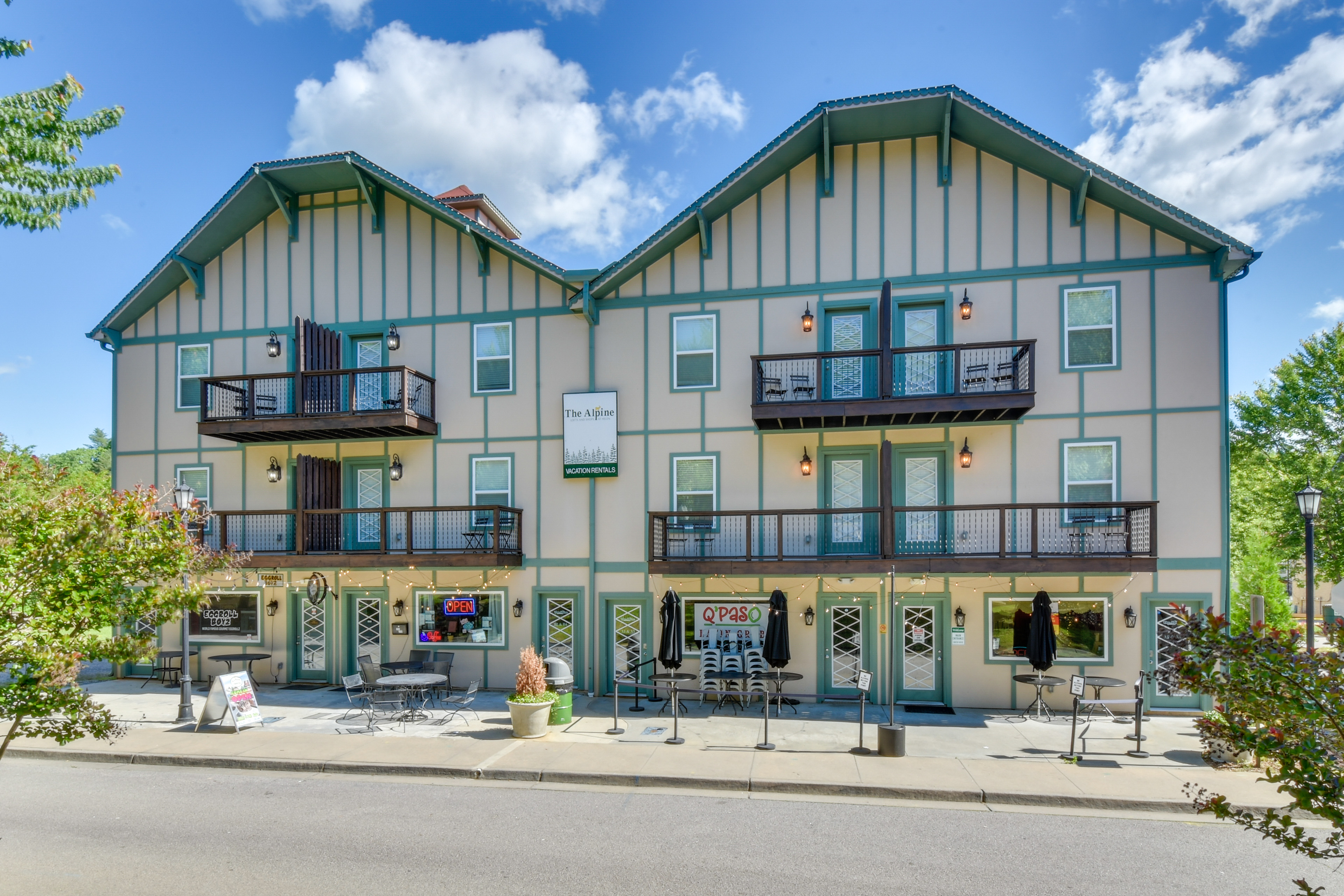Steps to River + Shops: Downtown Helen Retreat!