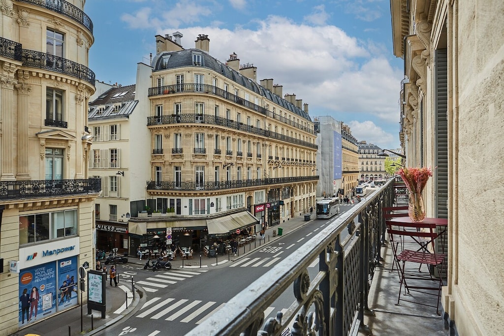 Balcon filant avec petit mobilier d'extérieur (table et chaise) pour chaque chambre et le salon