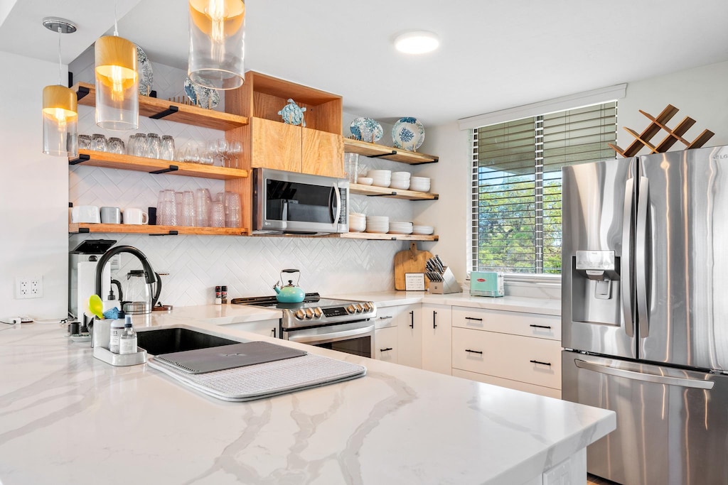 This kitchen is fully stocked with all the amenities 