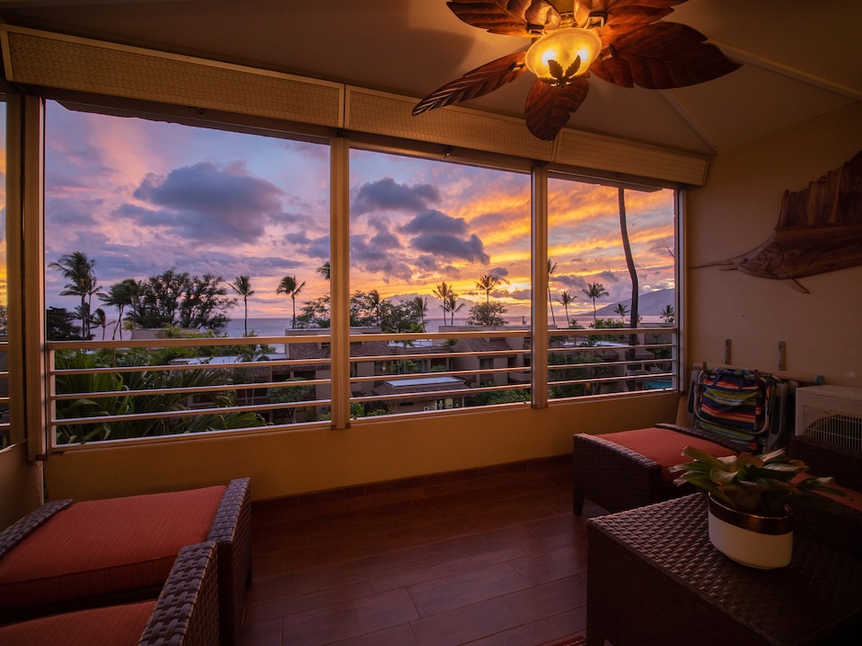 Bright Maui sunset to enjoy from the lanai