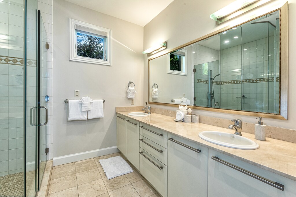 Guest bath with double sinks