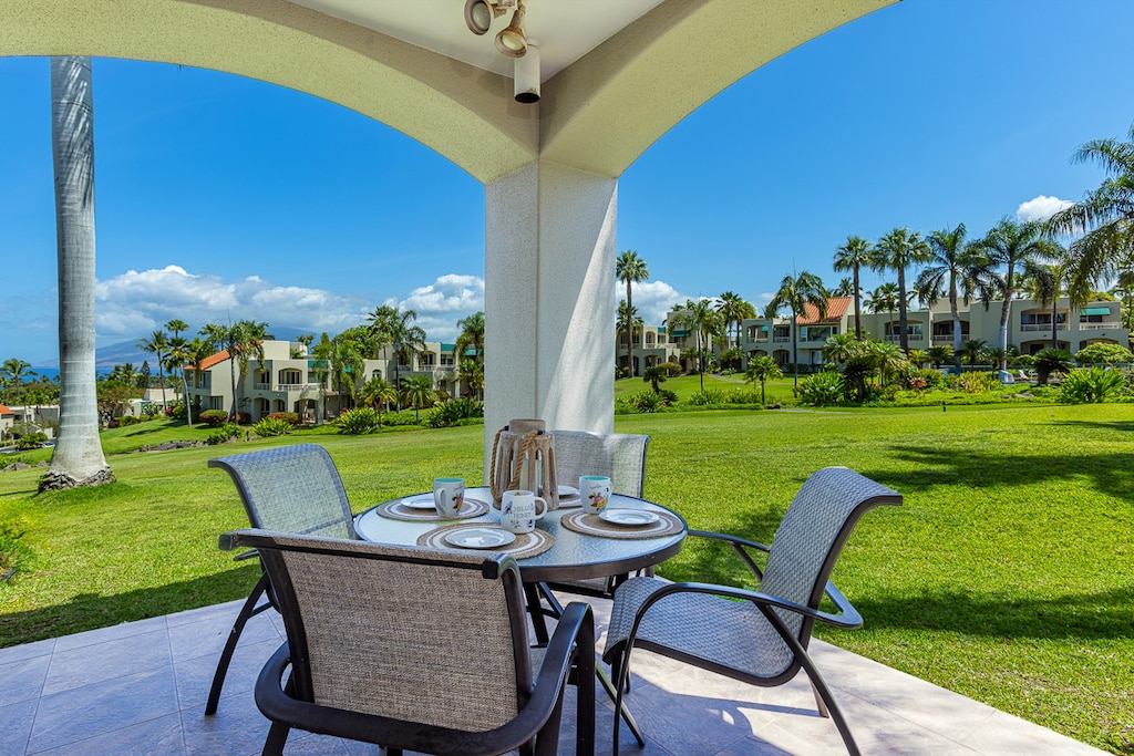 Outdoor dining for 4 on the lanai