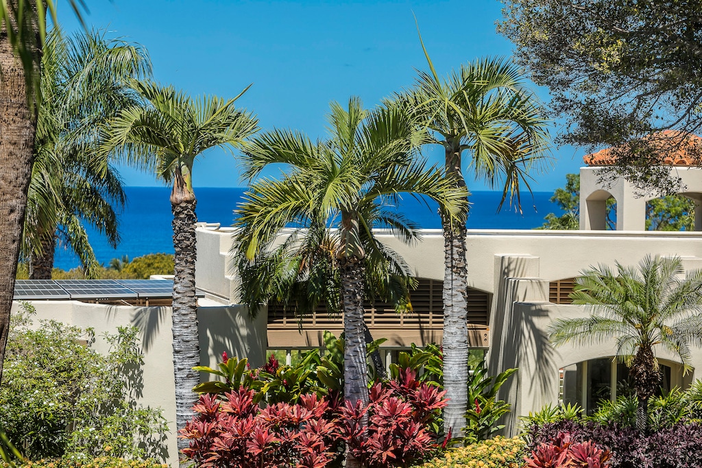 Located above the pristine shores of Keawakapu Beach