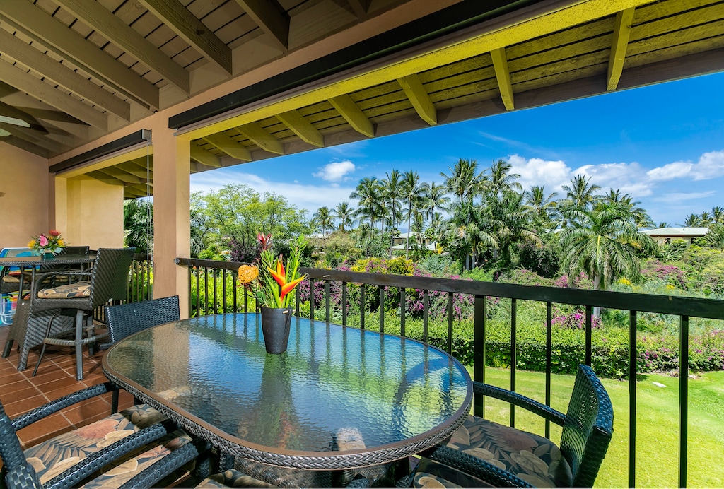 Enjoy outdoor meals on the lanai