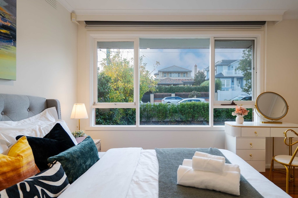 Bedroom with garden view 