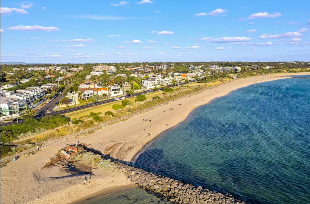 Walking distance to the nearby beach 