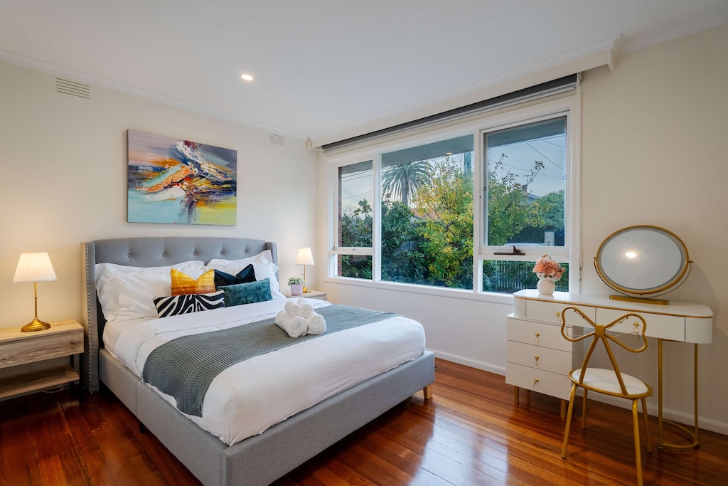 Queen bedroom with dressing table 
