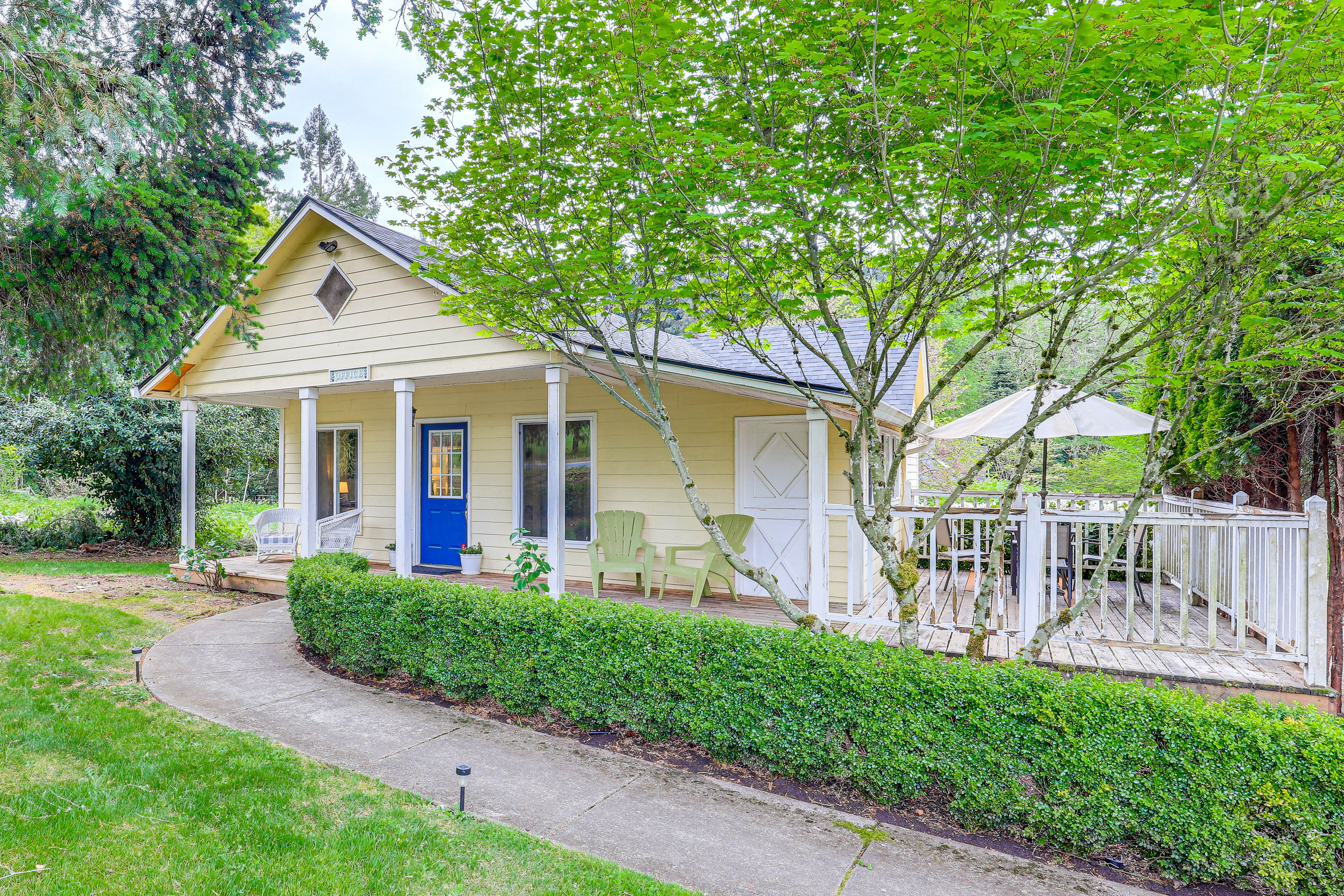 8 Mi to Columbia River Gorge: Cottage w/ Deck!