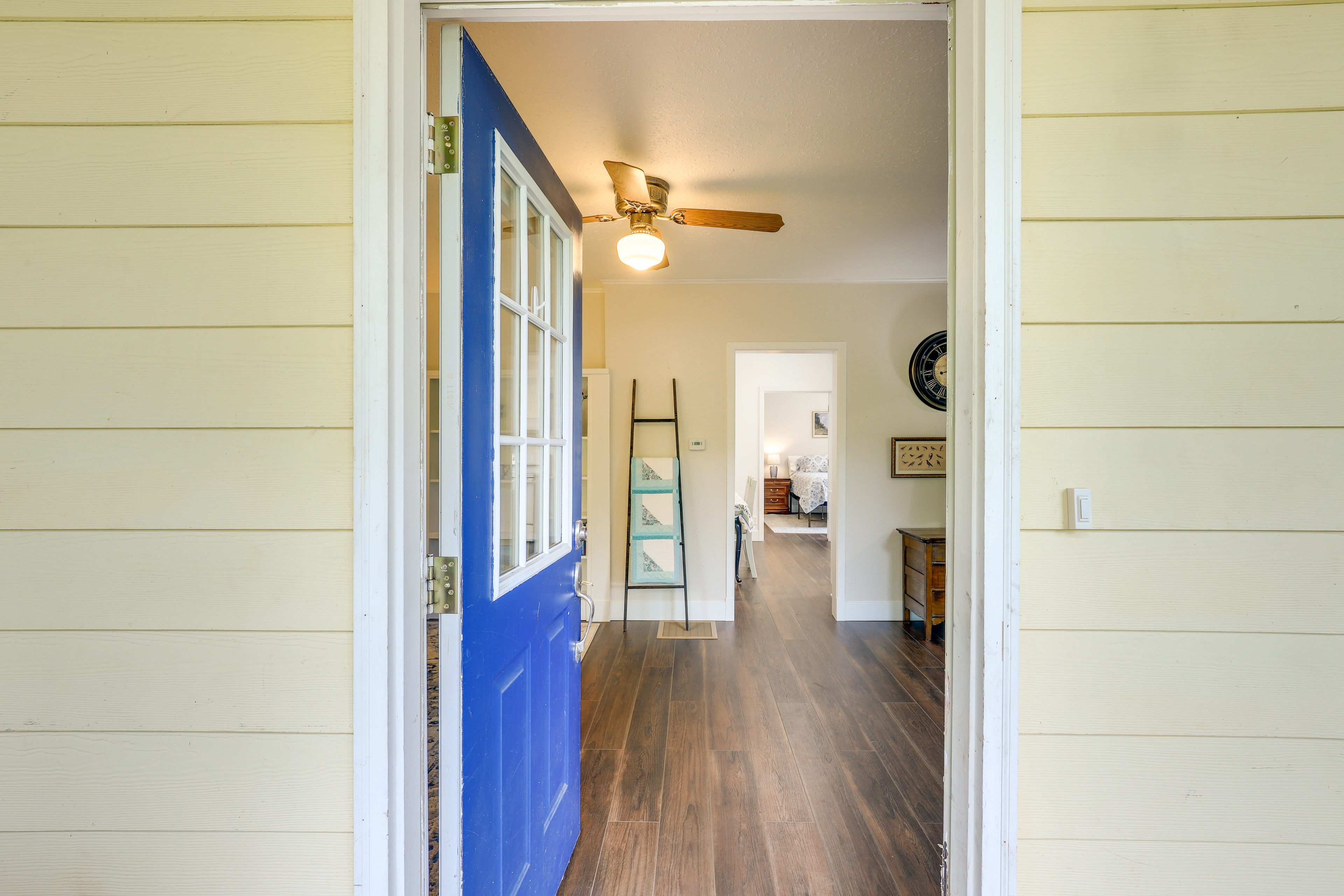 8 Mi to Columbia River Gorge: Cottage w/ Deck!