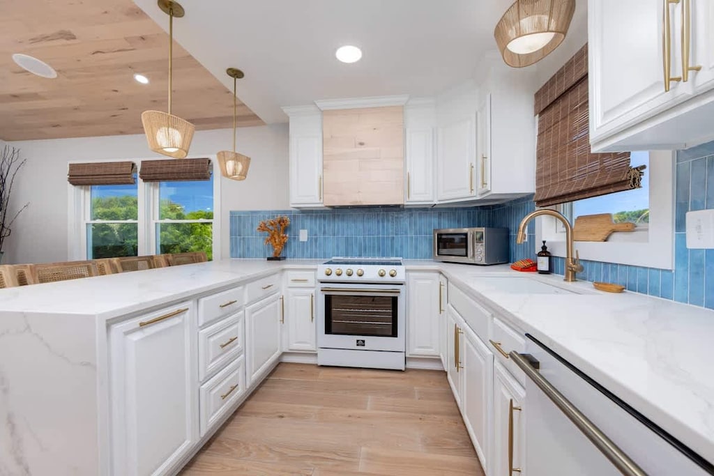 Updated Kitchen with Top-of-the-Line Appliances 