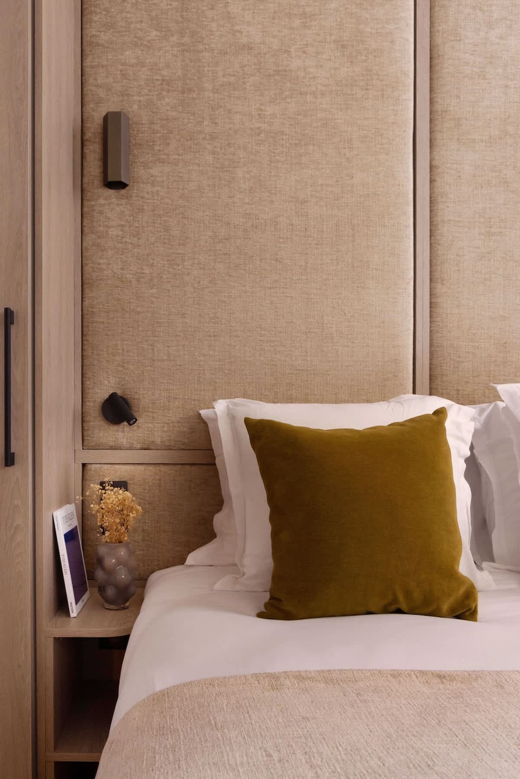 Une chambre parée d’un lit Queen size, d'une penderie, d'une TV et sa salle d'eau  attenante équipée d'une douche et d'un lavabo.