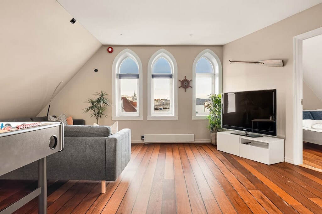 Beautiful views and historical surroundings! The apartment itself exudes authentic Bergen charm, delightfully designed with historical details and pictures depicting the rich history of the Hanseatic Bryggen and Bergen. Welcome!
