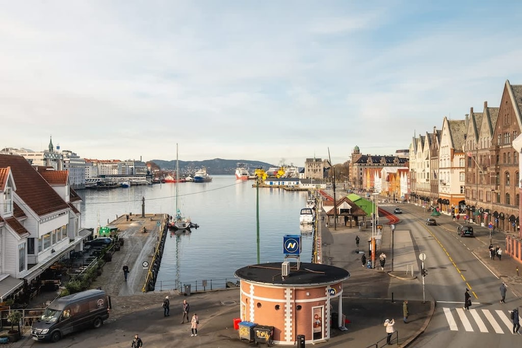 Welcome to Bergen and Bryggen! Immerse yourself in Bergen's charming ambiance and savor an authentic experience. Bring your family and friends to create unforgettable memories with us! ♥︎

The picture is taken from the living room windows.