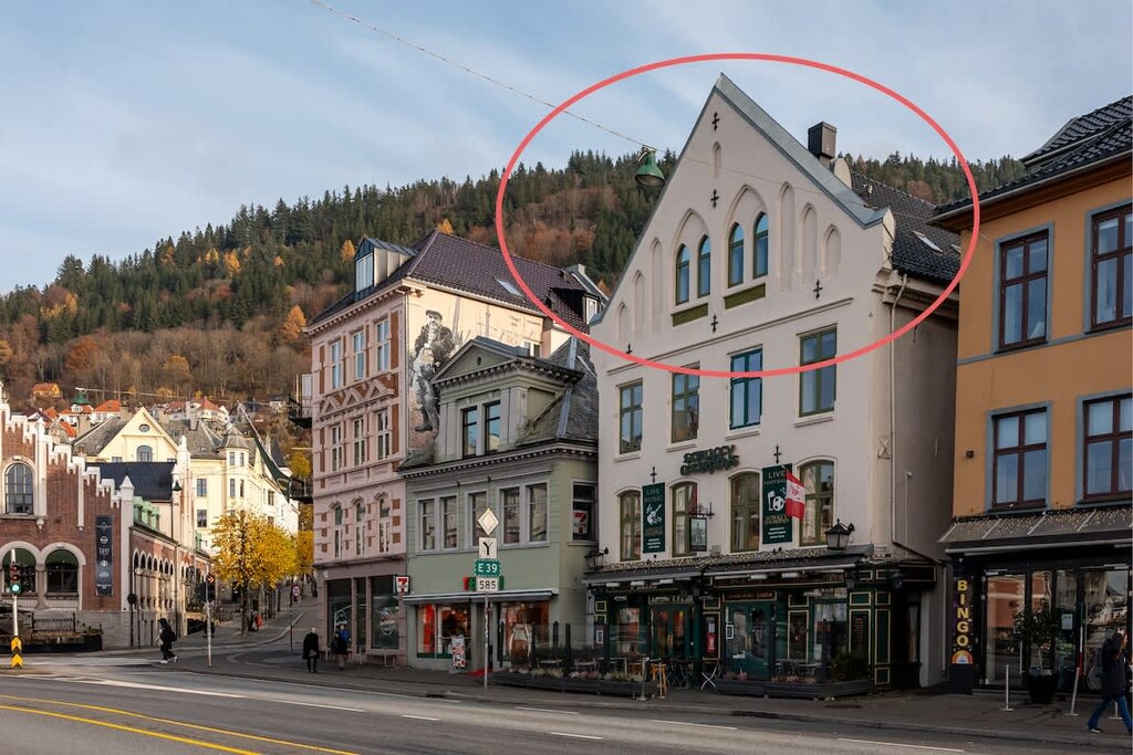 You won't find a more centrally located accommodation in Bergen!

This historic house, dating back to 1750, sits at the heart of Bergen, between the Fisheries Market and Bryggen, where fishermen and merchant ships once sailed in ages past.